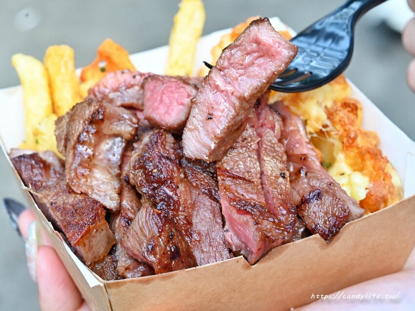 一克噗肉｜台中大慶夜市厲害小吃開分店啦！原塊肉製作的香噴噴熟成牛排、熟成伊比利松板豬，肉肉控必訪～