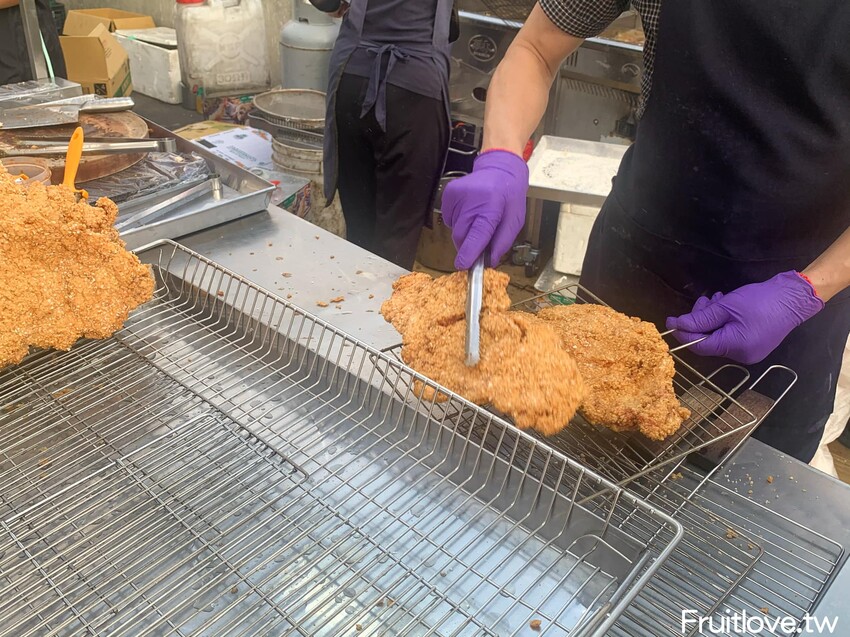 六六燒烤雞排⟩台中旱溪夜市排隊美食,先炸後烤再刷醬的燒烤雞排-台中東區美食 @果果愛Fruitlove