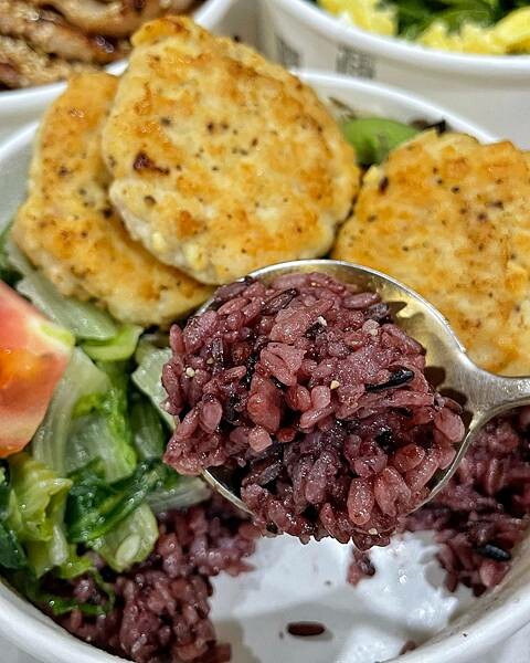 娟姐漫慢食刻｜小港區美食｜營樣健康家常味百元便當｜三色飯推推