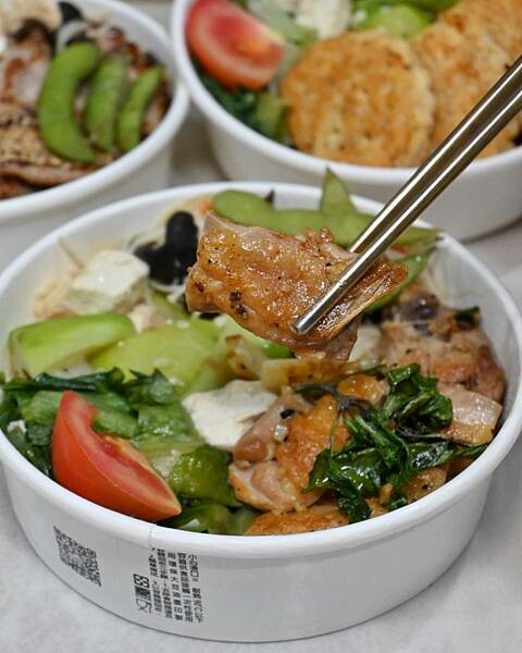 娟姐漫慢食刻｜小港區美食｜營樣健康家常味百元便當｜三色飯推推