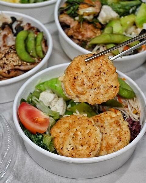 娟姐漫慢食刻｜小港區美食｜營樣健康家常味百元便當｜三色飯推推