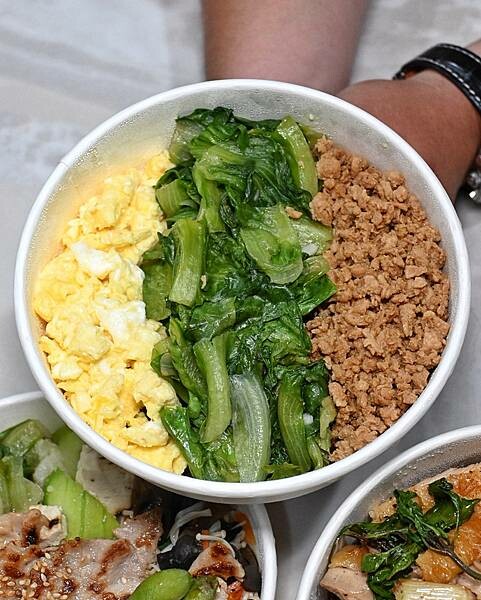 娟姐漫慢食刻｜小港區美食｜營樣健康家常味百元便當｜三色飯推推