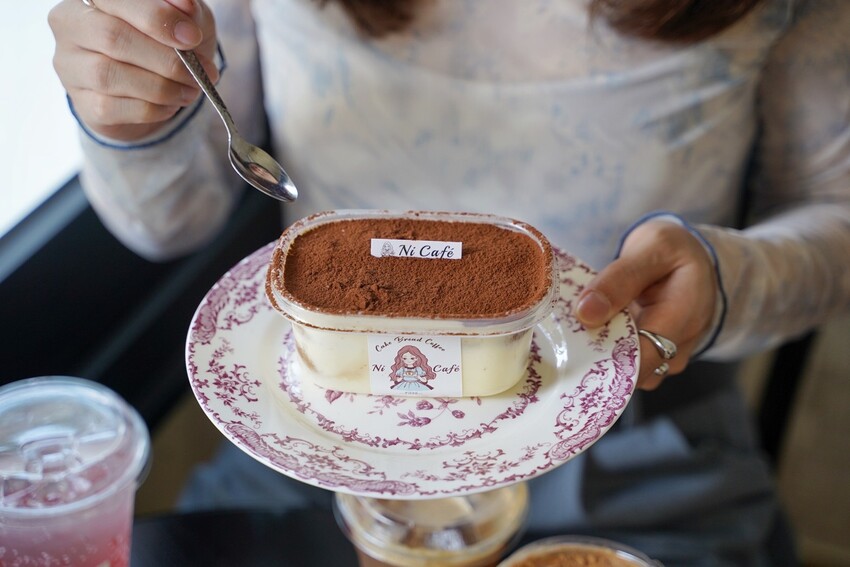 【Ni Café 妮咖啡】新竹最近超夯的貨櫃咖啡廳你去過了嗎?復古歐式裝潢結合愜意的露營風,真的隨便拍隨便美!咖啡非常順口好喝,現烤的可朗芙鬆餅必點! - 阿華田的美食日記