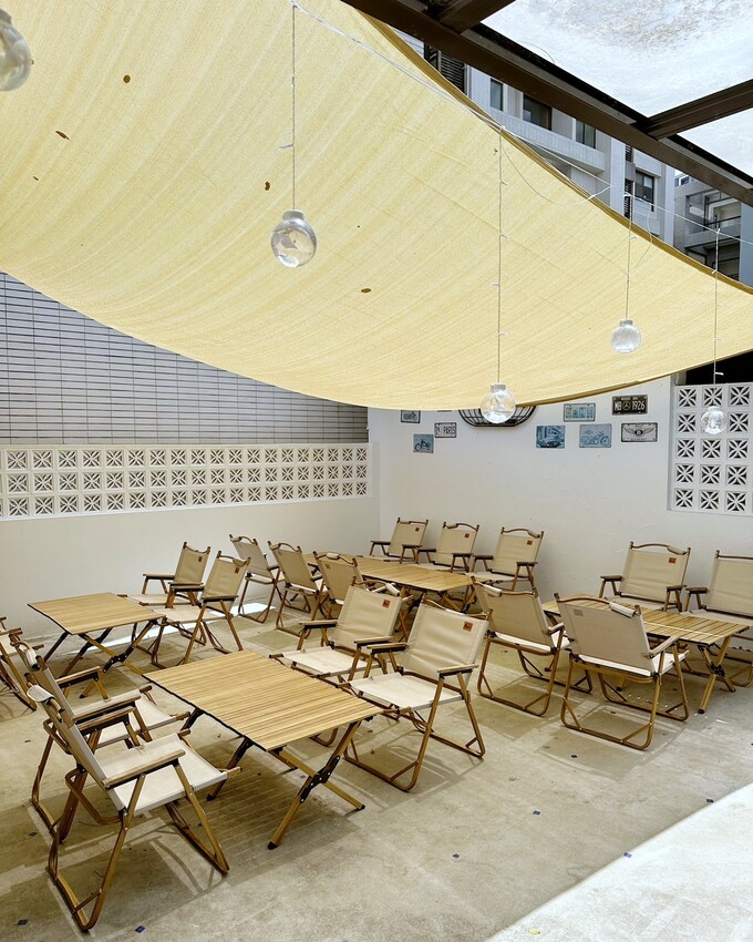 【Ni Café 妮咖啡】新竹最近超夯的貨櫃咖啡廳你去過了嗎?復古歐式裝潢結合愜意的露營風,真的隨便拍隨便美!咖啡非常順口好喝,現烤的可朗芙鬆餅必點! - 阿華田的美食日記