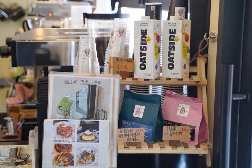 【Ni Café 妮咖啡】新竹最近超夯的貨櫃咖啡廳你去過了嗎?復古歐式裝潢結合愜意的露營風,真的隨便拍隨便美!咖啡非常順口好喝,現烤的可朗芙鬆餅必點! - 阿華田的美食日記