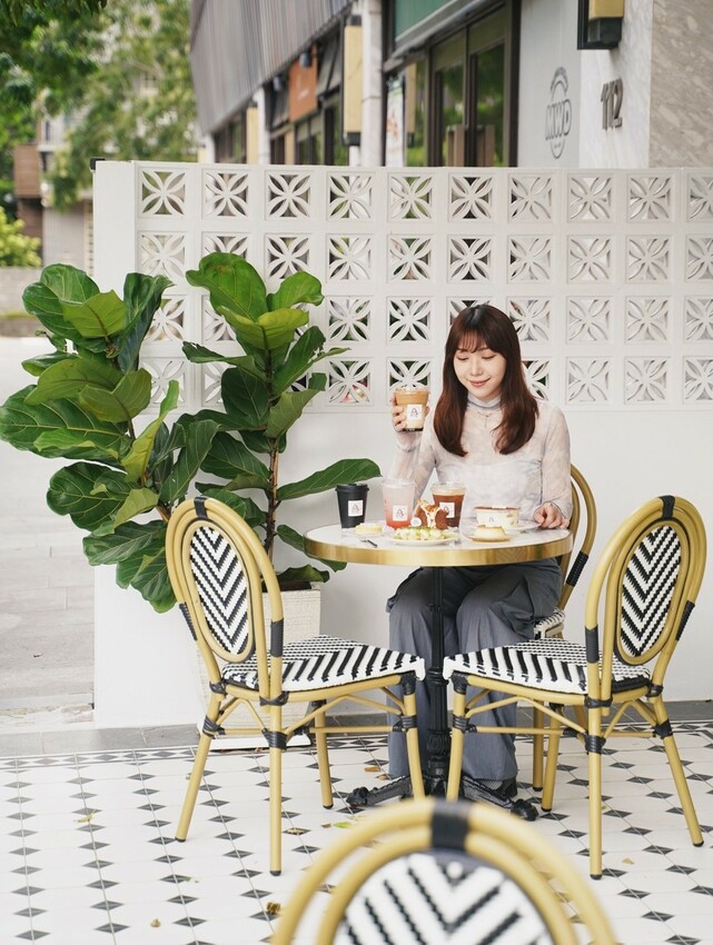 【Ni Café 妮咖啡】新竹最近超夯的貨櫃咖啡廳你去過了嗎?復古歐式裝潢結合愜意的露營風,真的隨便拍隨便美!咖啡非常順口好喝,現烤的可朗芙鬆餅必點! - 阿華田的美食日記