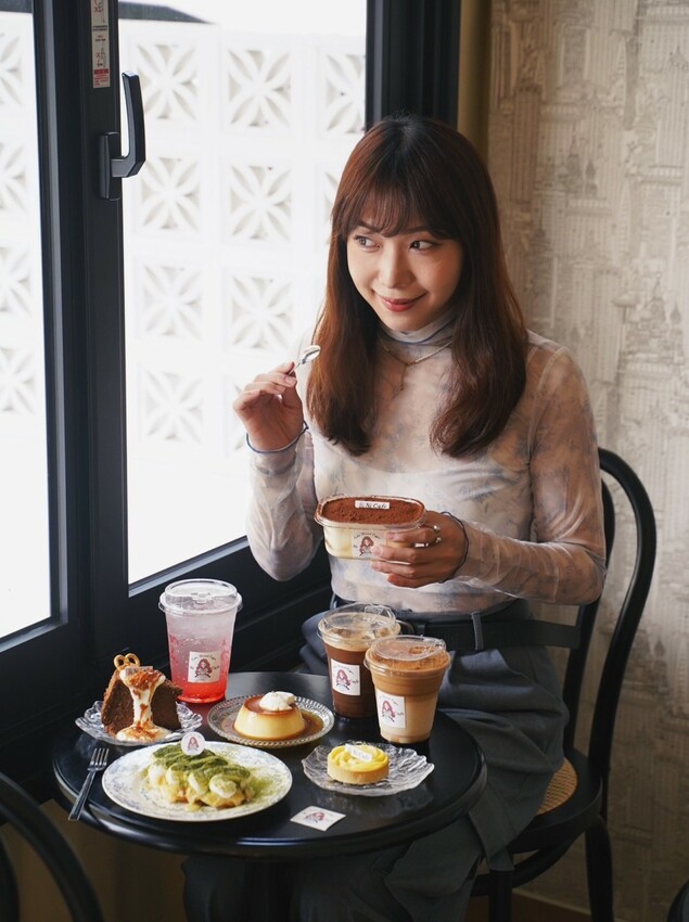 【Ni Café 妮咖啡】新竹最近超夯的貨櫃咖啡廳你去過了嗎?復古歐式裝潢結合愜意的露營風,真的隨便拍隨便美!咖啡非常順口好喝,現烤的可朗芙鬆餅必點! - 阿華田的美食日記