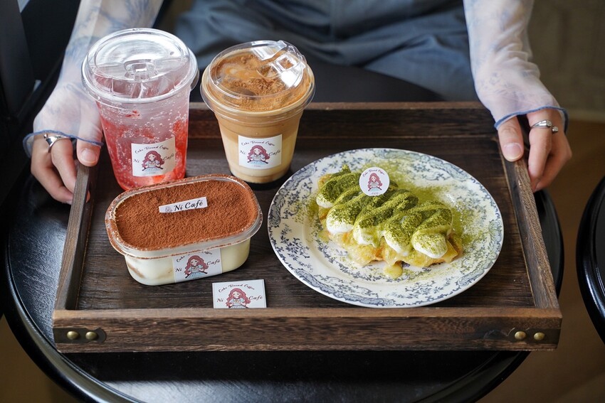 【Ni Café 妮咖啡】新竹最近超夯的貨櫃咖啡廳你去過了嗎?復古歐式裝潢結合愜意的露營風,真的隨便拍隨便美!咖啡非常順口好喝,現烤的可朗芙鬆餅必點! - 阿華田的美食日記