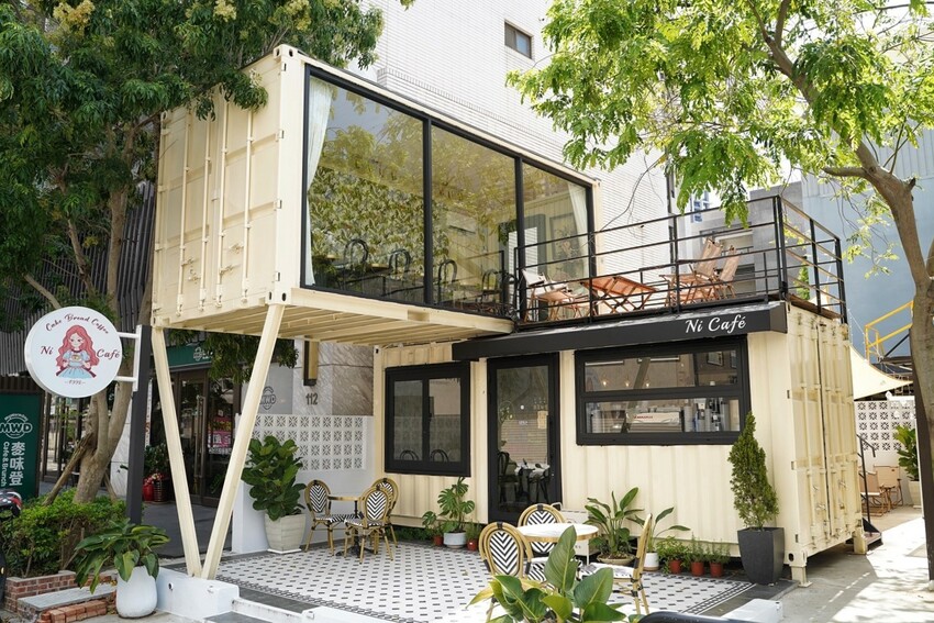 【Ni Café 妮咖啡】新竹最近超夯的貨櫃咖啡廳你去過了嗎?復古歐式裝潢結合愜意的露營風,真的隨便拍隨便美!咖啡非常順口好喝,現烤的可朗芙鬆餅必點! - 阿華田的美食日記