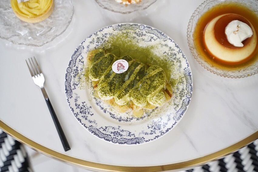 【Ni Café 妮咖啡】新竹最近超夯的貨櫃咖啡廳你去過了嗎?復古歐式裝潢結合愜意的露營風,真的隨便拍隨便美!咖啡非常順口好喝,現烤的可朗芙鬆餅必點! - 阿華田的美食日記