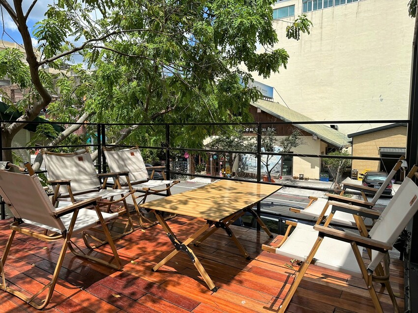 【Ni Café 妮咖啡】新竹最近超夯的貨櫃咖啡廳你去過了嗎?復古歐式裝潢結合愜意的露營風,真的隨便拍隨便美!咖啡非常順口好喝,現烤的可朗芙鬆餅必點! - 阿華田的美食日記