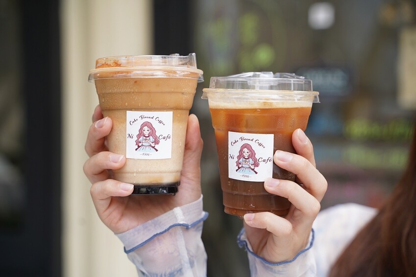 【Ni Café 妮咖啡】新竹最近超夯的貨櫃咖啡廳你去過了嗎?復古歐式裝潢結合愜意的露營風,真的隨便拍隨便美!咖啡非常順口好喝,現烤的可朗芙鬆餅必點! - 阿華田的美食日記