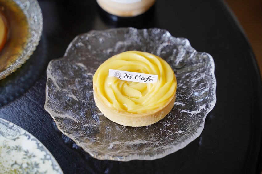 【Ni Café 妮咖啡】新竹最近超夯的貨櫃咖啡廳你去過了嗎?復古歐式裝潢結合愜意的露營風,真的隨便拍隨便美!咖啡非常順口好喝,現烤的可朗芙鬆餅必點! - 阿華田的美食日記