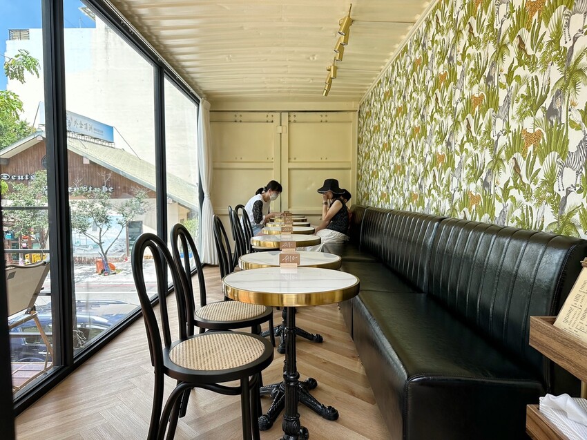 【Ni Café 妮咖啡】新竹最近超夯的貨櫃咖啡廳你去過了嗎?復古歐式裝潢結合愜意的露營風,真的隨便拍隨便美!咖啡非常順口好喝,現烤的可朗芙鬆餅必點! - 阿華田的美食日記