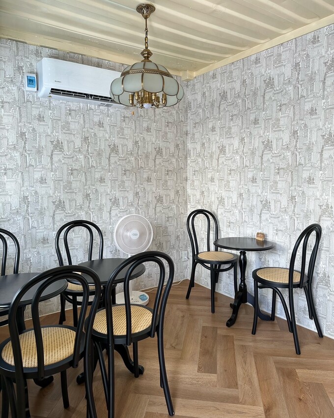 【Ni Café 妮咖啡】新竹最近超夯的貨櫃咖啡廳你去過了嗎?復古歐式裝潢結合愜意的露營風,真的隨便拍隨便美!咖啡非常順口好喝,現烤的可朗芙鬆餅必點! - 阿華田的美食日記