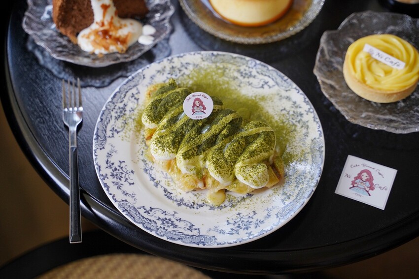 【Ni Café 妮咖啡】新竹最近超夯的貨櫃咖啡廳你去過了嗎?復古歐式裝潢結合愜意的露營風,真的隨便拍隨便美!咖啡非常順口好喝,現烤的可朗芙鬆餅必點! - 阿華田的美食日記