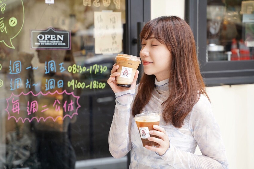 【Ni Café 妮咖啡】新竹最近超夯的貨櫃咖啡廳你去過了嗎?復古歐式裝潢結合愜意的露營風,真的隨便拍隨便美!咖啡非常順口好喝,現烤的可朗芙鬆餅必點! - 阿華田的美食日記