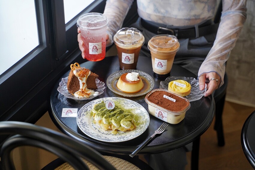 【Ni Café 妮咖啡】新竹最近超夯的貨櫃咖啡廳你去過了嗎?復古歐式裝潢結合愜意的露營風,真的隨便拍隨便美!咖啡非常順口好喝,現烤的可朗芙鬆餅必點! - 阿華田的美食日記