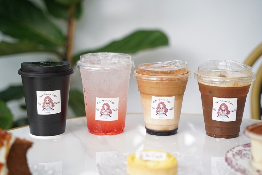 【Ni Café 妮咖啡】新竹最近超夯的貨櫃咖啡廳你去過了嗎?復古歐式裝潢結合愜意的露營風,真的隨便拍隨便美!咖啡非常順口好喝,現烤的可朗芙鬆餅必點! - 阿華田的美食日記