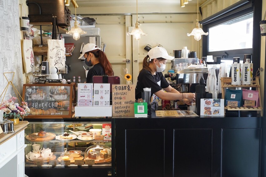 【Ni Café 妮咖啡】新竹最近超夯的貨櫃咖啡廳你去過了嗎?復古歐式裝潢結合愜意的露營風,真的隨便拍隨便美!咖啡非常順口好喝,現烤的可朗芙鬆餅必點! - 阿華田的美食日記