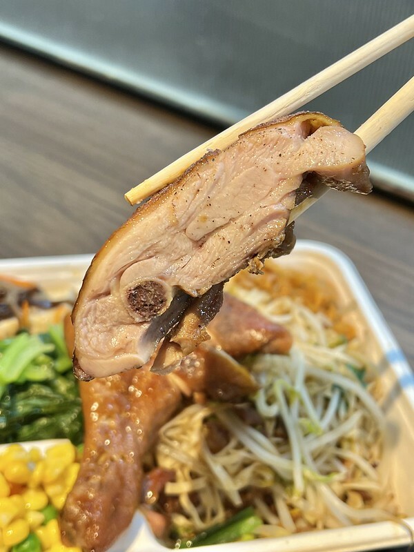 +（台北烤肉飯）溪仔邊烤肉餐盒 台北松山店～台北 35 年老字號烤肉飯！嚴選台灣豬上肩胛肉，吸滿獨家秘製醃料～香噴噴烤肉飯平價又好吃！溪仔邊烤肉餐盒菜單