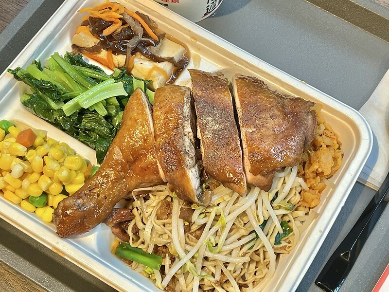 +（台北烤肉飯）溪仔邊烤肉餐盒 台北松山店～台北 35 年老字號烤肉飯！嚴選台灣豬上肩胛肉，吸滿獨家秘製醃料～香噴噴烤肉飯平價又好吃！溪仔邊烤肉餐盒菜單