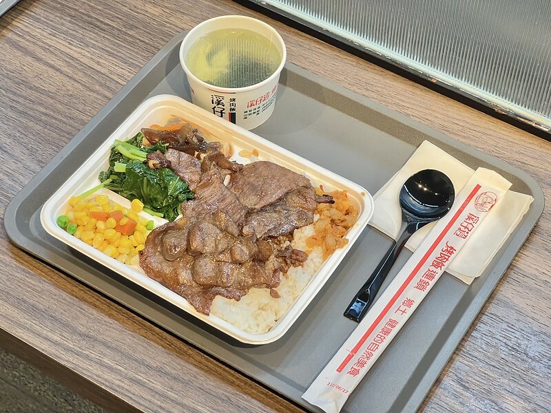 +（台北烤肉飯）溪仔邊烤肉餐盒 台北松山店～台北 35 年老字號烤肉飯！嚴選台灣豬上肩胛肉，吸滿獨家秘製醃料～香噴噴烤肉飯平價又好吃！溪仔邊烤肉餐盒菜單