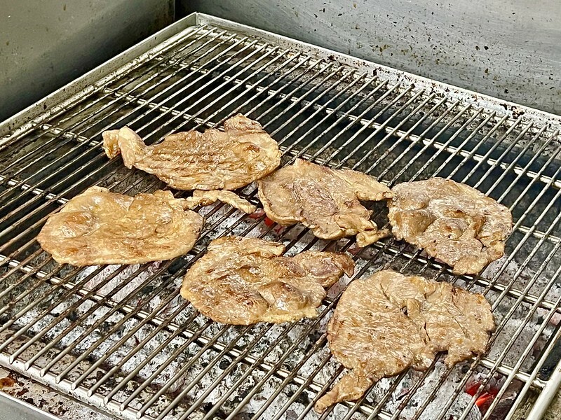 +（台北烤肉飯）溪仔邊烤肉餐盒 台北松山店～台北 35 年老字號烤肉飯！嚴選台灣豬上肩胛肉，吸滿獨家秘製醃料～香噴噴烤肉飯平價又好吃！溪仔邊烤肉餐盒菜單