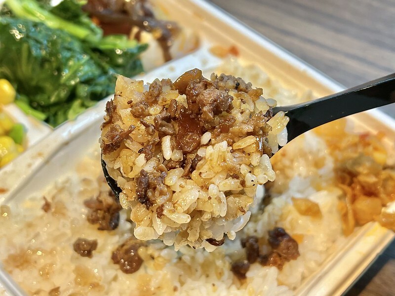 +（台北烤肉飯）溪仔邊烤肉餐盒 台北松山店～台北 35 年老字號烤肉飯！嚴選台灣豬上肩胛肉，吸滿獨家秘製醃料～香噴噴烤肉飯平價又好吃！溪仔邊烤肉餐盒菜單