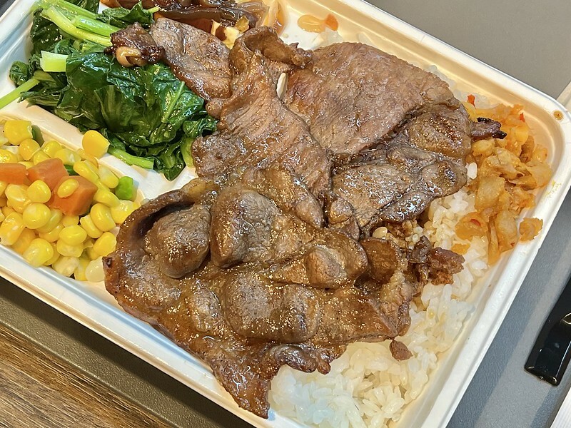 +（台北烤肉飯）溪仔邊烤肉餐盒 台北松山店～台北 35 年老字號烤肉飯！嚴選台灣豬上肩胛肉，吸滿獨家秘製醃料～香噴噴烤肉飯平價又好吃！溪仔邊烤肉餐盒菜單