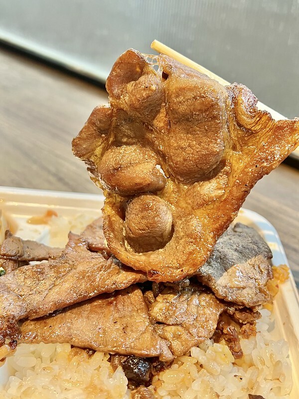 +（台北烤肉飯）溪仔邊烤肉餐盒 台北松山店～台北 35 年老字號烤肉飯！嚴選台灣豬上肩胛肉，吸滿獨家秘製醃料～香噴噴烤肉飯平價又好吃！溪仔邊烤肉餐盒菜單