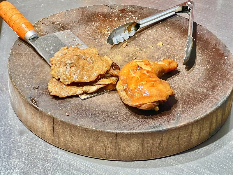 +（台北烤肉飯）溪仔邊烤肉餐盒 台北松山店～台北 35 年老字號烤肉飯！嚴選台灣豬上肩胛肉，吸滿獨家秘製醃料～香噴噴烤肉飯平價又好吃！溪仔邊烤肉餐盒菜單