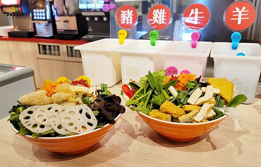 開幕限定！！ 火鍋+蒙古烤肉吃到飽最低只要$278，爽嗑50種以上食材，還免收服務費！