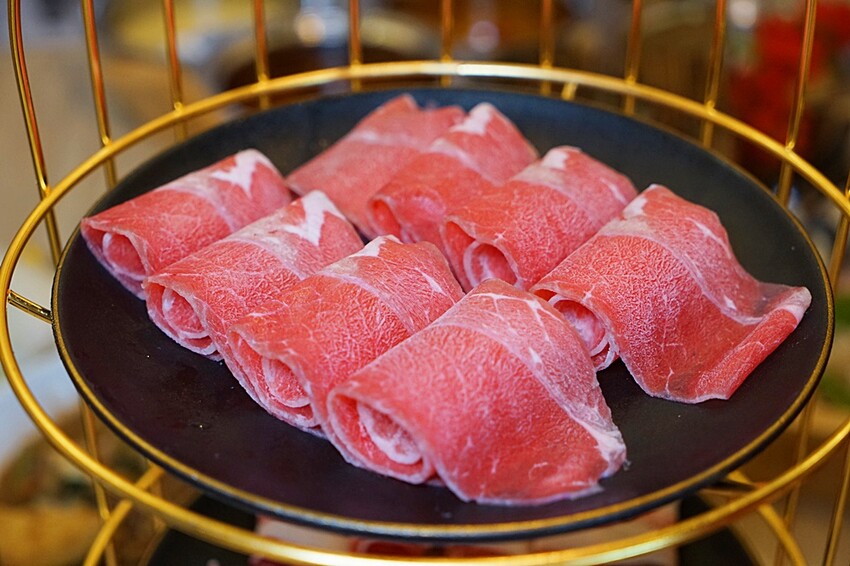 開幕限定！！ 火鍋+蒙古烤肉吃到飽最低只要$278，爽嗑50種以上食材，還免收服務費！