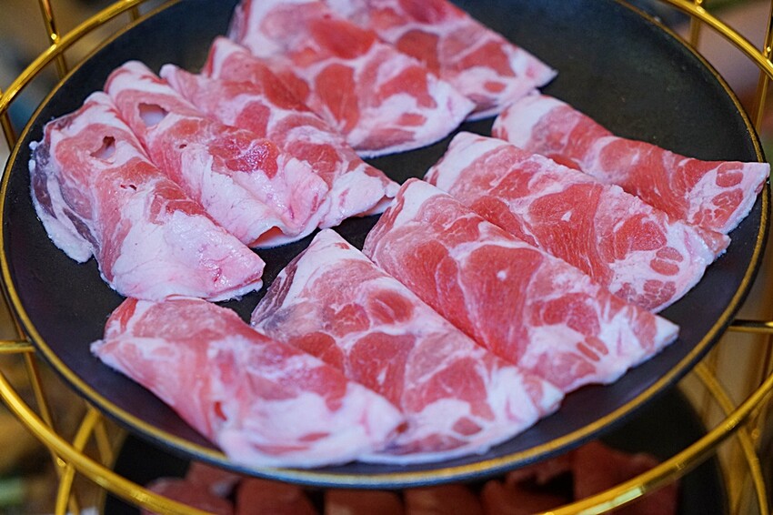 開幕限定！！ 火鍋+蒙古烤肉吃到飽最低只要$278，爽嗑50種以上食材，還免收服務費！