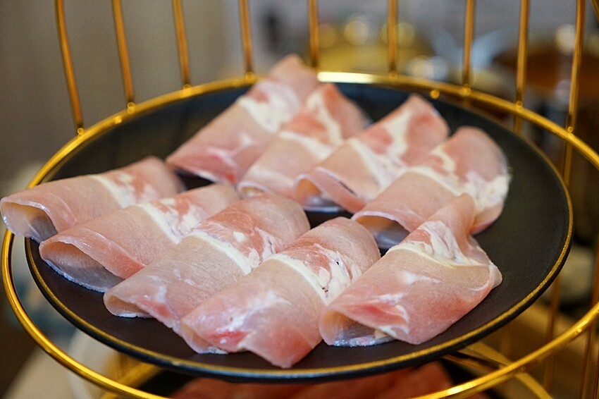 開幕限定！！ 火鍋+蒙古烤肉吃到飽最低只要$278，爽嗑50種以上食材，還免收服務費！