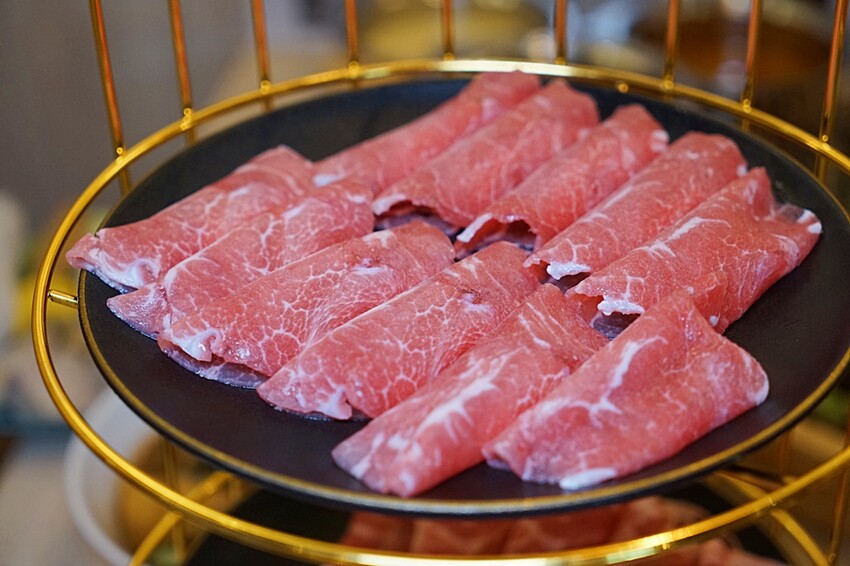 開幕限定！！ 火鍋+蒙古烤肉吃到飽最低只要$278，爽嗑50種以上食材，還免收服務費！