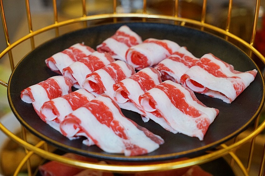 開幕限定！！ 火鍋+蒙古烤肉吃到飽最低只要$278，爽嗑50種以上食材，還免收服務費！