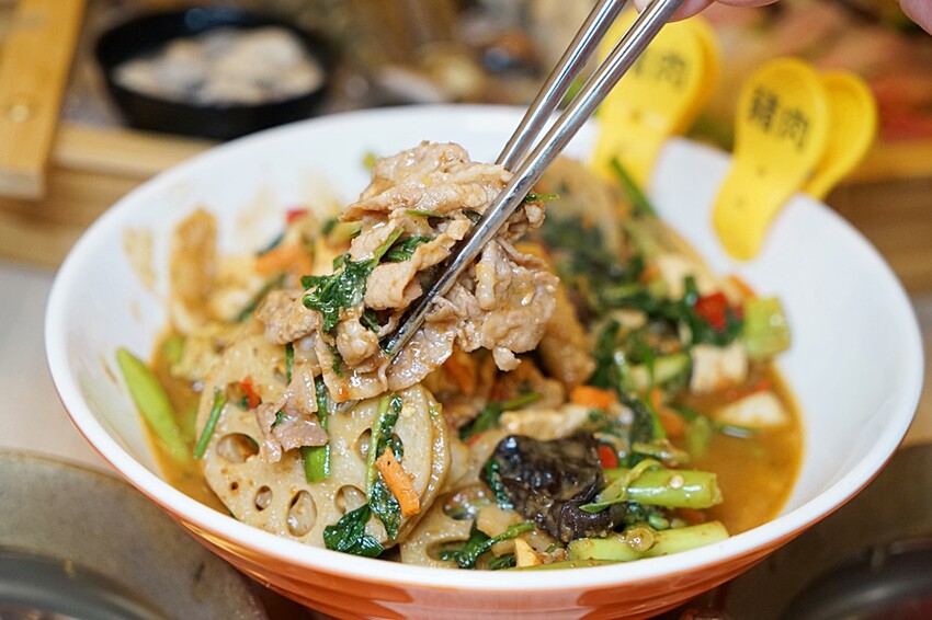 開幕限定！！ 火鍋+蒙古烤肉吃到飽最低只要$278，爽嗑50種以上食材，還免收服務費！