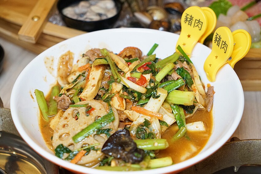 開幕限定！！ 火鍋+蒙古烤肉吃到飽最低只要$278，爽嗑50種以上食材，還免收服務費！