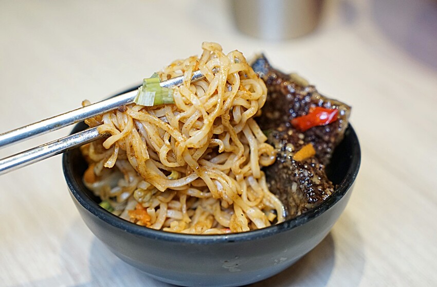 開幕限定！！ 火鍋+蒙古烤肉吃到飽最低只要$278，爽嗑50種以上食材，還免收服務費！