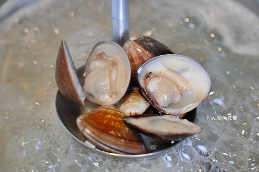 地表最強霸氣綜合牛肉盤太浮誇惹！連父親節限定澎湃海鮮拼盤讓我們稱讚不已，自助Buffet無限暢飲～非假日客滿請儘早預約起來呀！