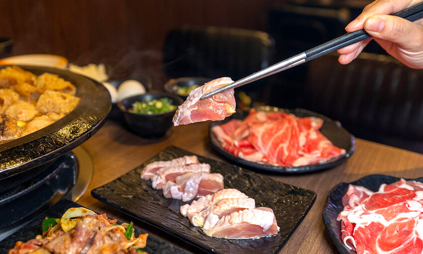 雅香石頭火鍋汐止店｜肉控必訪超大肉片！超狂爆炒鍋物上百種食材平價食材吃到爽，在地人激推的汐止火鍋神店，2025新北美食推薦