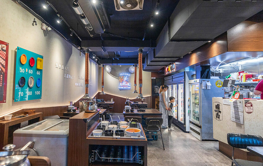 雅香石頭火鍋汐止店｜肉控必訪超大肉片！超狂爆炒鍋物上百種食材平價食材吃到爽，在地人激推的汐止火鍋神店，2025新北美食推薦