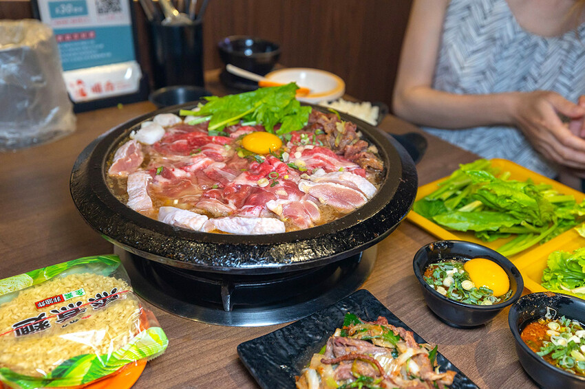 雅香石頭火鍋汐止店｜肉控必訪超大肉片！超狂爆炒鍋物上百種食材平價食材吃到爽，在地人激推的汐止火鍋神店，2025新北美食推薦