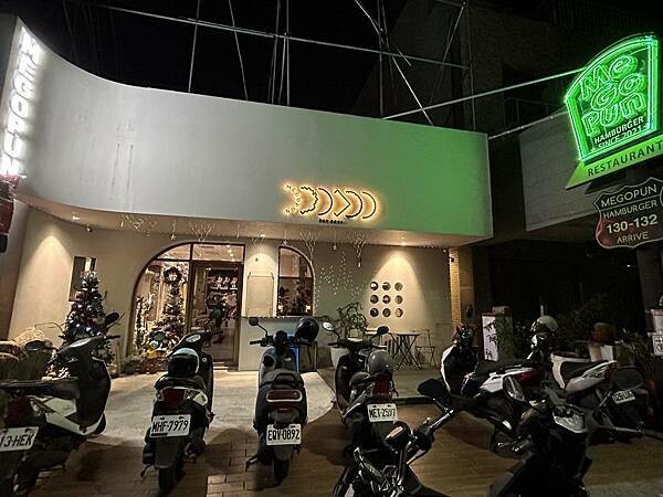 南科人快收藏!MEGOPUN剝皮辣椒漢堡超特別,還有老派經典起司爆漿美味,必吃推薦。