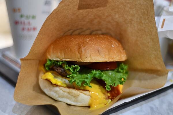 南科人快收藏!MEGOPUN剝皮辣椒漢堡超特別,還有老派經典起司爆漿美味,必吃推薦。