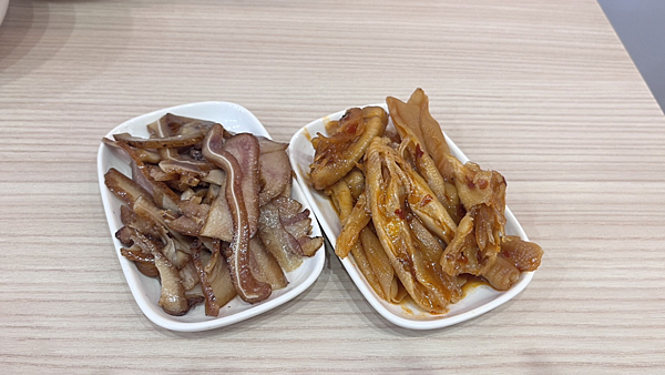 【台北美食】西門必吃cp值高小火鍋|麻辣乾拌燃麵|日韓觀光客