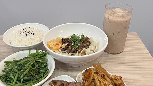 【台北美食】西門必吃cp值高小火鍋|麻辣乾拌燃麵|日韓觀光客