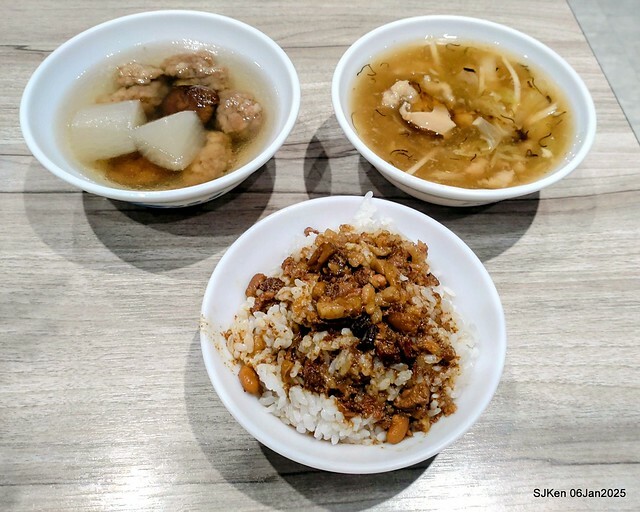 台北興安街強記圓環肉羹滷肉飯(Light dishes with Meat soup, Spare ribs soup and Baised Rice with Pork and Soy Sauce) by SJKen on Jan 6, 2025.